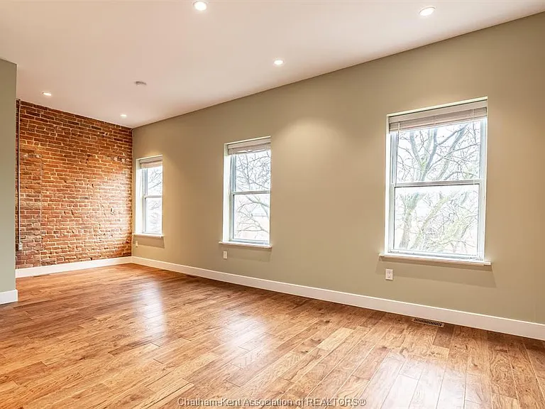 69 King St W #202 — Photo 23