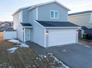 1101 Madison Ln, Bismarck, ND 58503