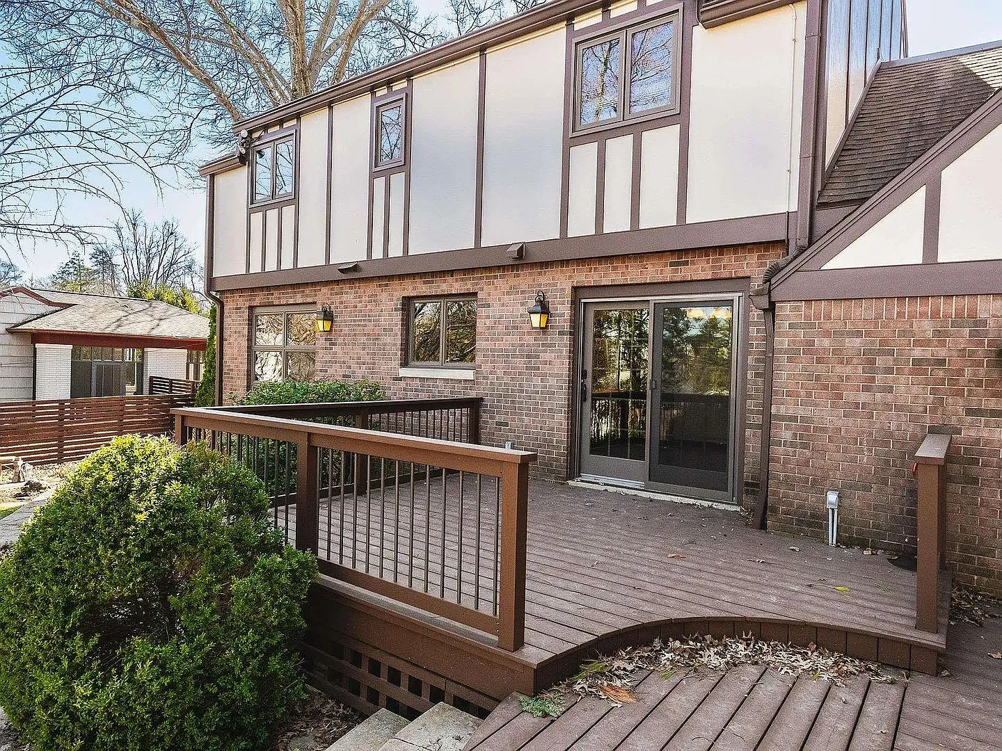 Large 5BR/3.5 Bath in Elm Heights. Available Now! — Photo 4