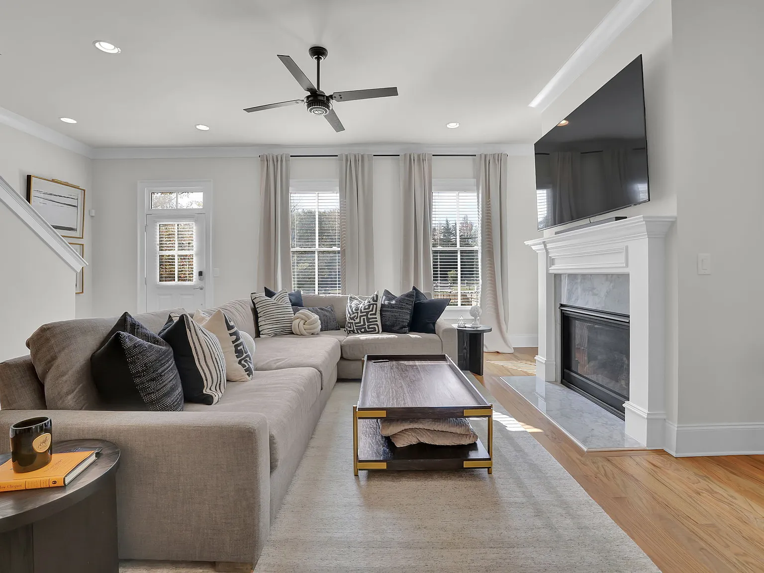 3 bed, 3.5 bath, 3362 sqft, $4,900 — Photo 3