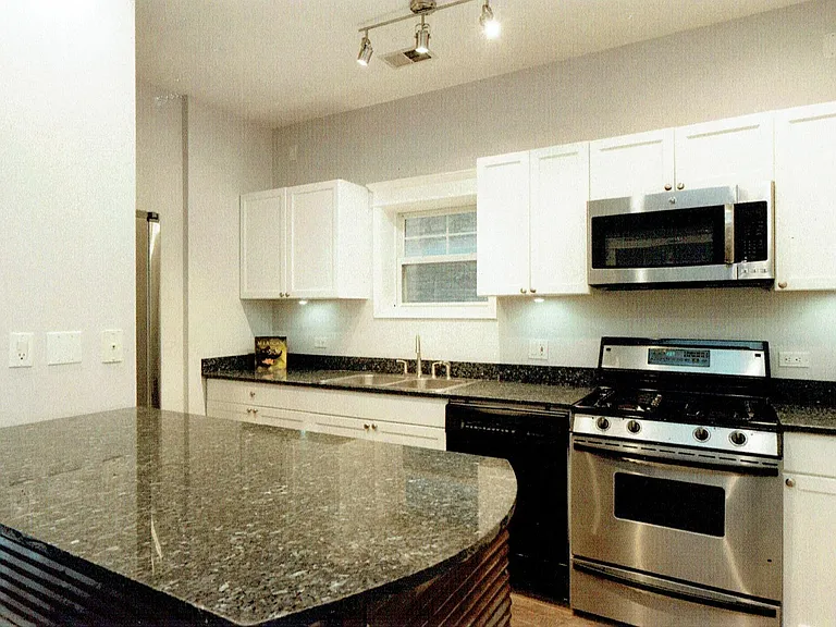 1048 W Fulton Market #3 — Photo 6