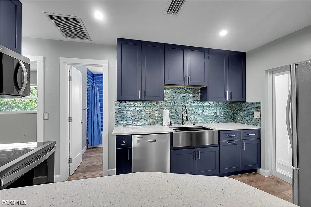 3 bed, 2.0 bath, 1422 sqft, $2,300 — Photo 4