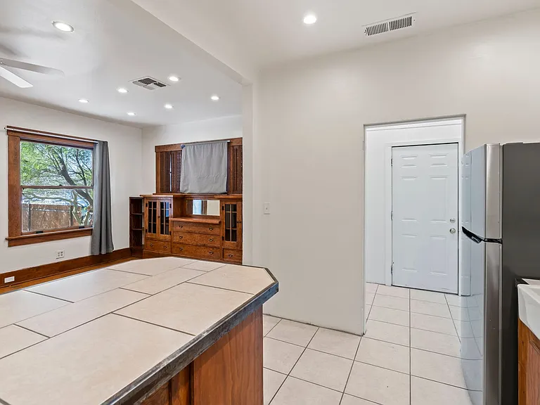 1541 E Mabel St — Photo 23