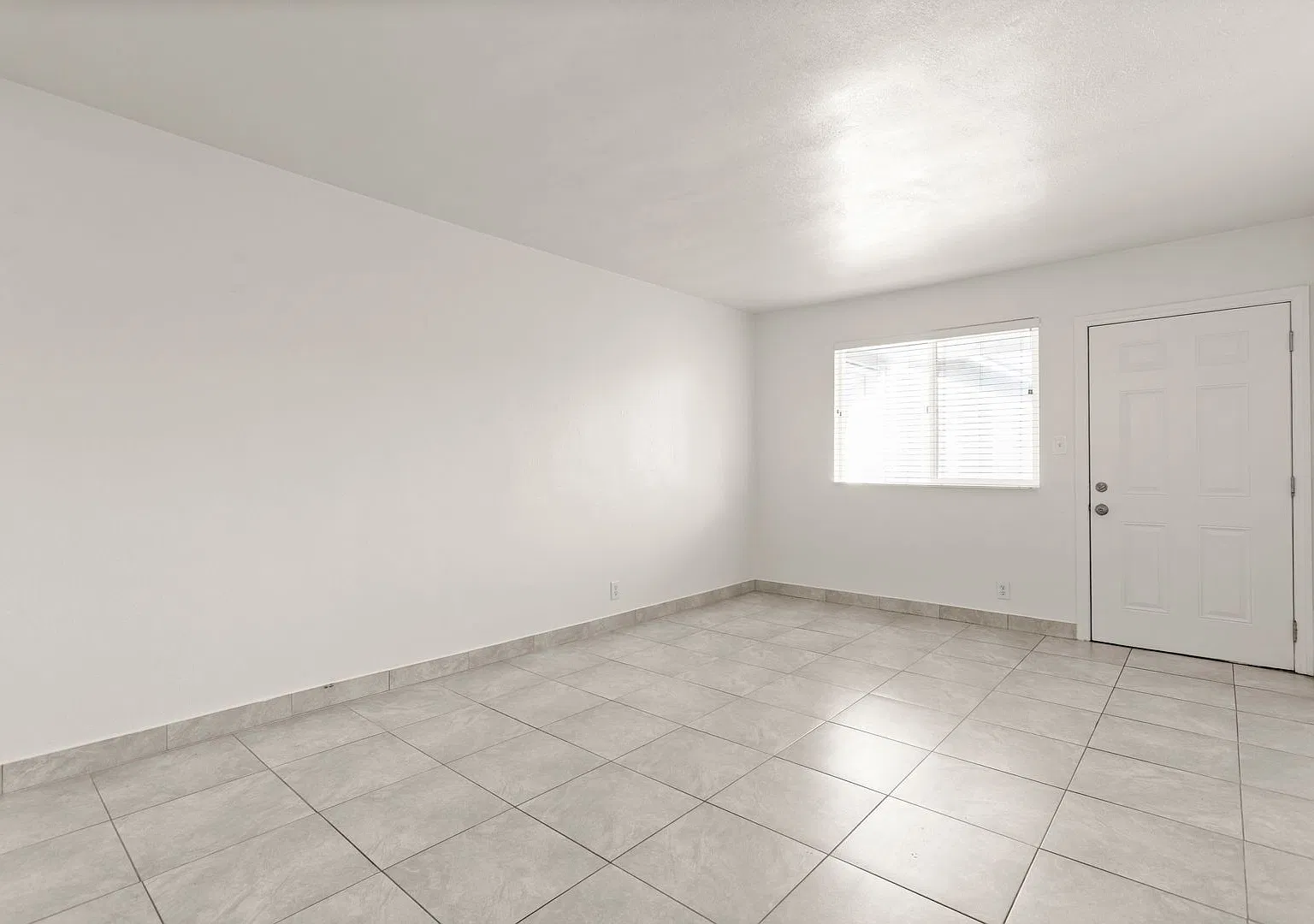 1 Month Free And Free 75" Tv Special! Spacious Upper 1 Bed / 1 Bath, Open Floorplan, Lots Of Clos... — Photo 4
