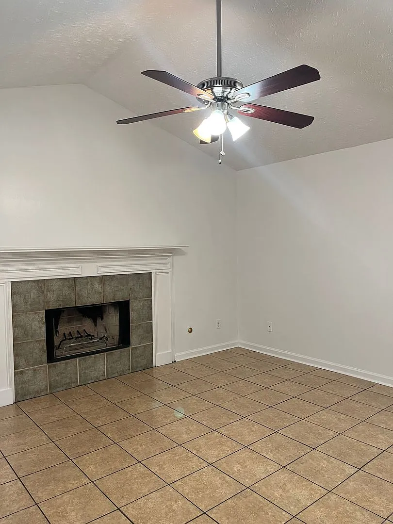 3 Bedroom / 2 Bathroom House — Photo 2