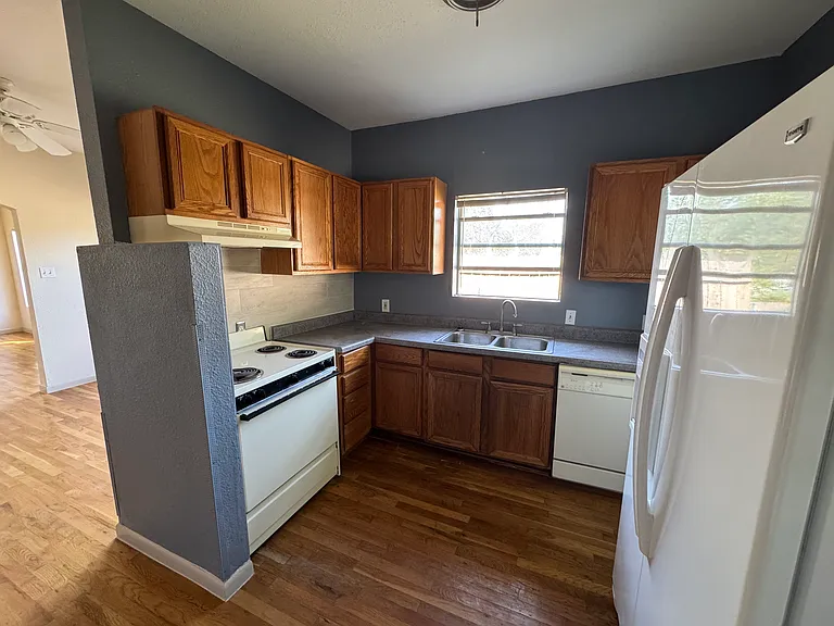 709 E Elmira St — Photo 11