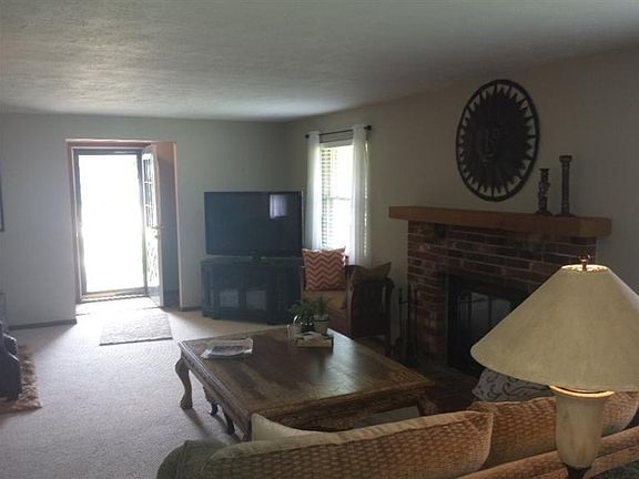 3rd image of 8742 Meadowcreek Dr