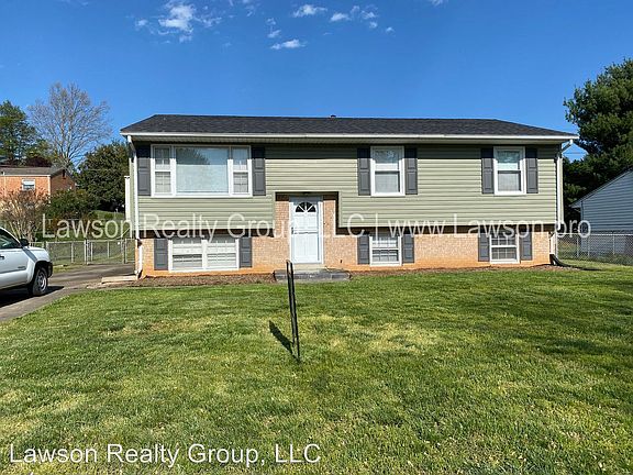 2nd image of 922 Dominion Ln