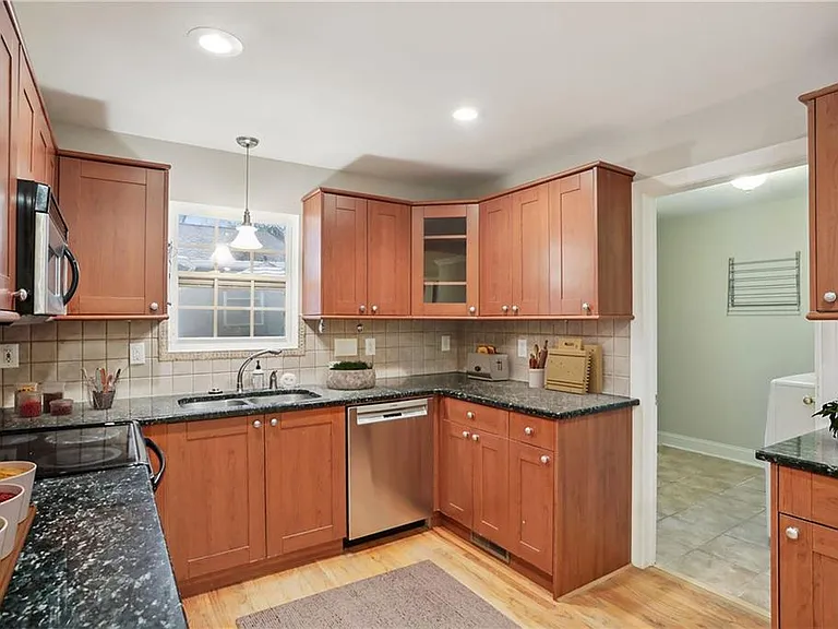 99 Bates Ave NE — Photo 8