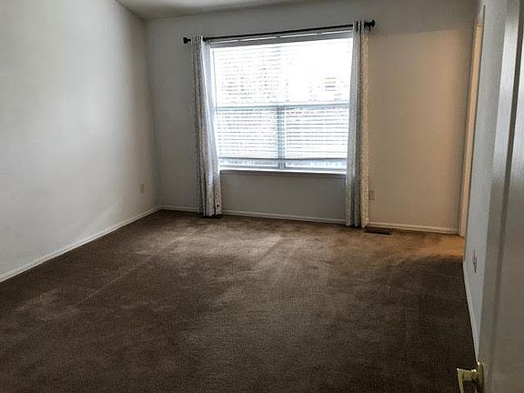 4th image of 978 W Dahlia St
