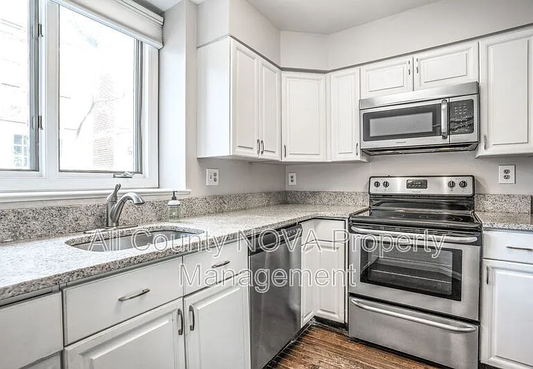 1203 Michigan Ct — Photo 5