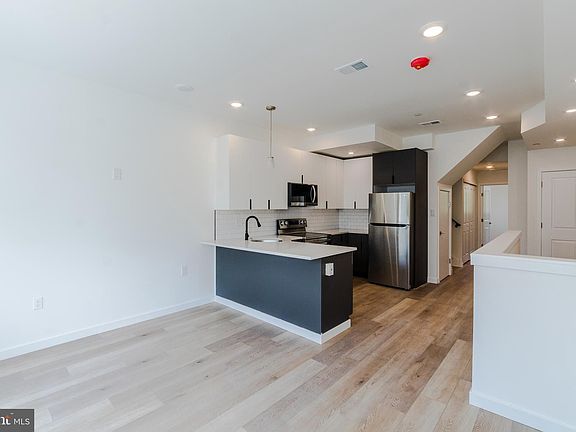3rd image of 1003 W Dakota St Unit 2