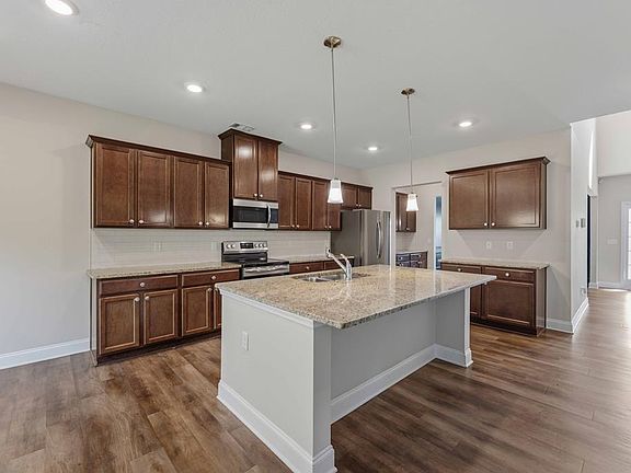 3rd image of 112 White Oak Pl