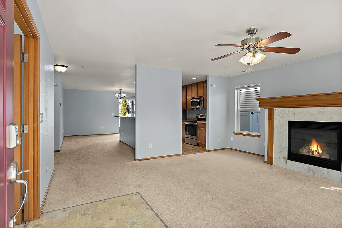 4 bed, 2.5 bath, 2559 sqft, $3,100 — Photo 4