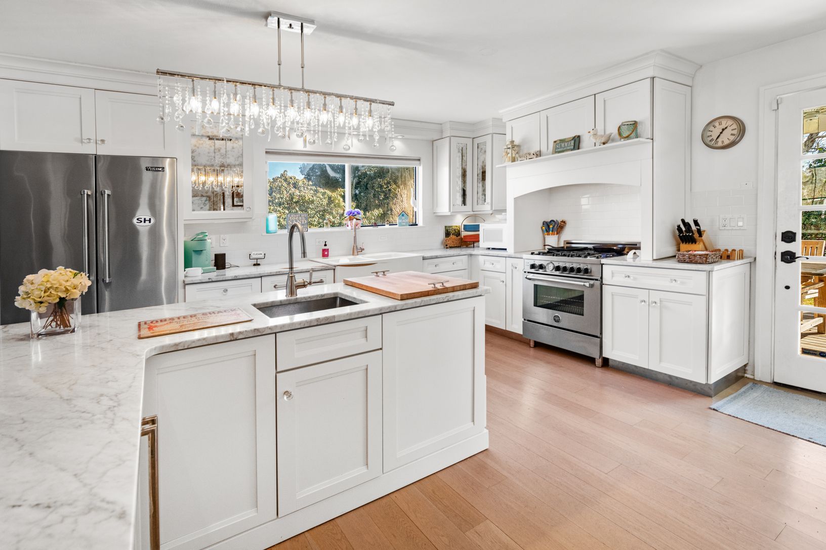 Kitchen with 2 sinks 