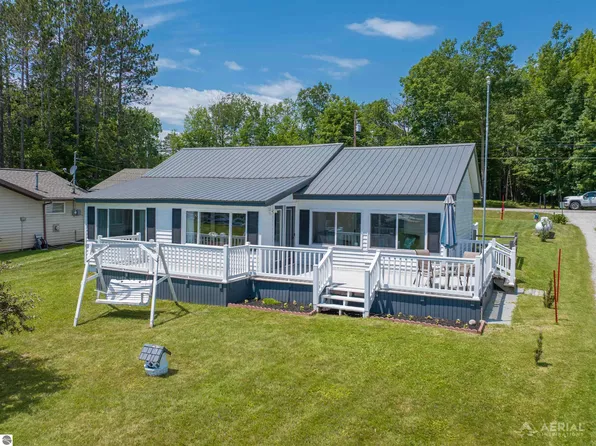 8483 Lakeview Dr, Hale, MI 48739
