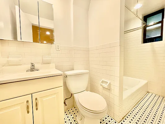 Rented by HOLTON REAL ESTATE INC. | media 15