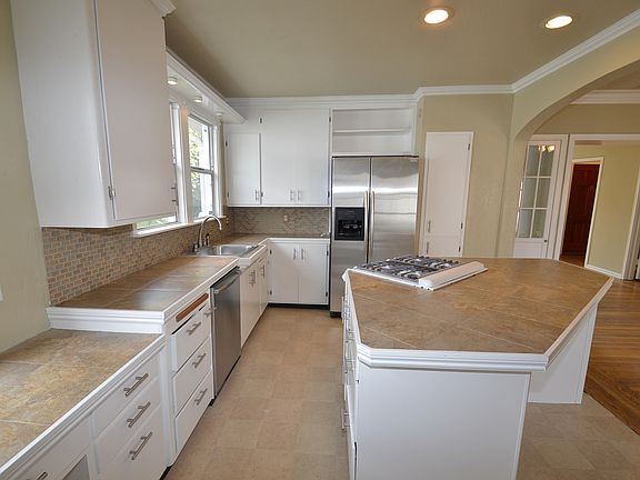 5th image of 680 Broadmoor Blvd