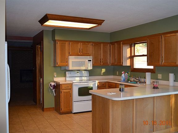 2nd image of 108 E Meadowlark Dr