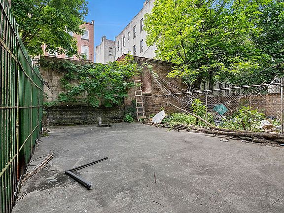 3rd image of 1354 Pacific St Unit Townhouse