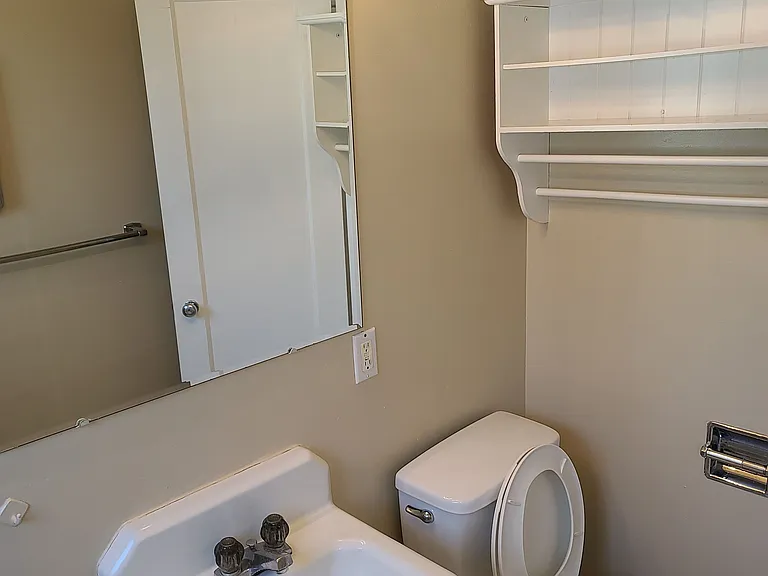 413 S 11th Ave — Photo 8