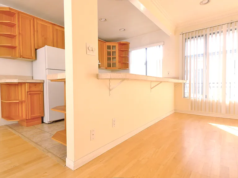 923 6th St #8 — Photo 2
