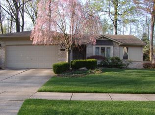 2240 Normandy Dr, Troy, MI 48085