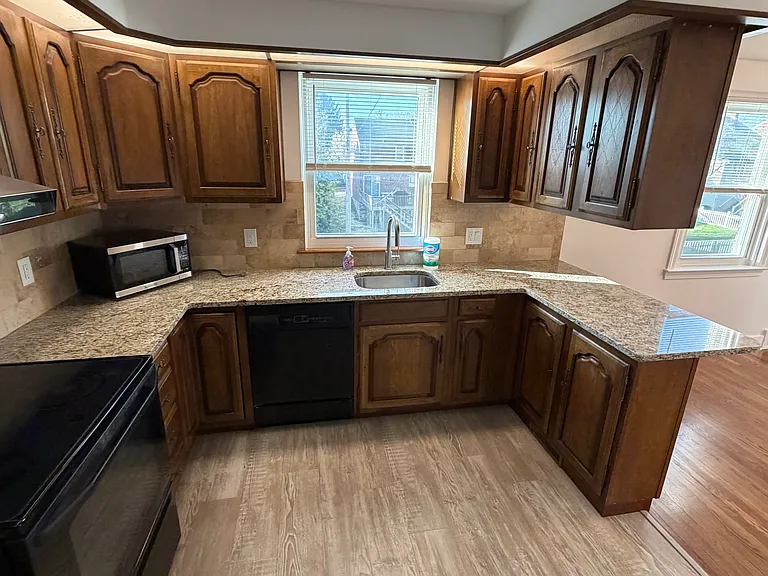 1711 Robinson Ave — Photo 10