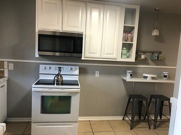 Kitchen range/microwave (unit B)