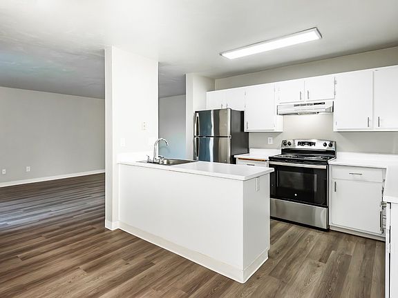 5th image of 15910 NE Sandy Blvd #33