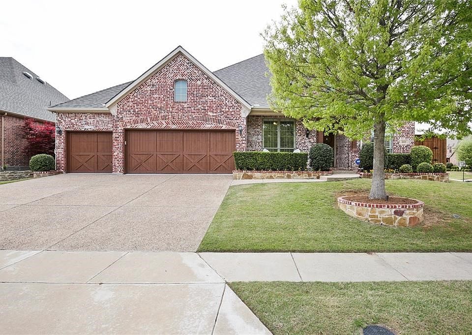 Welcome to 809 Wooded Trail in the popular Ridgecrest neighborhood!