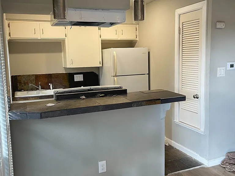 1010 W 25th St — Photo 3
