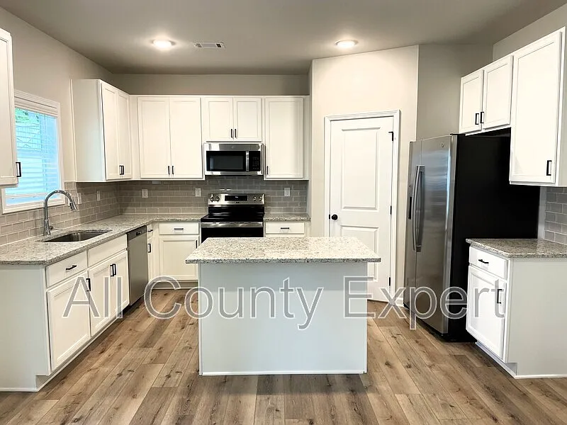 4 bed, 2.5 bath, 2138 sqft, $2,295 — Photo 3