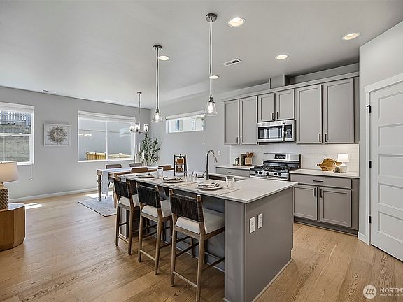 3rd image of 6834 46th Street NE