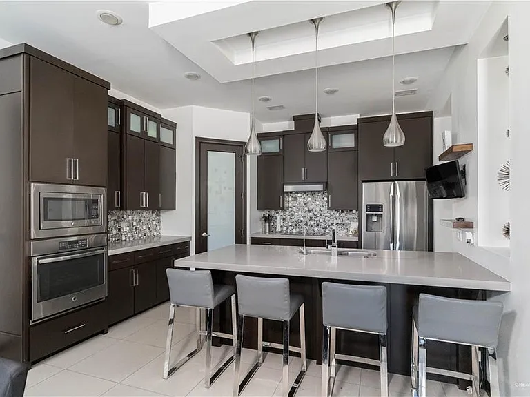 2707 El Jardin — Photo 3