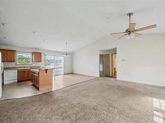 4th image of 545 Maplewood Dr