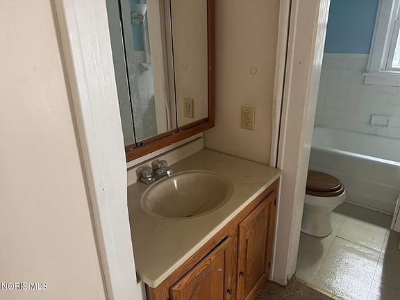 5th image of 847 Walnut St