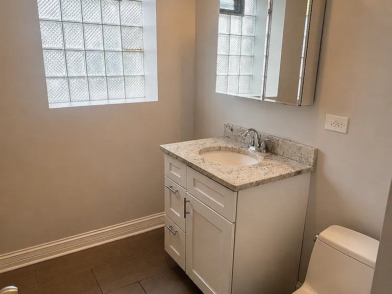 1115 N Rockwell St #1 — Photo 6