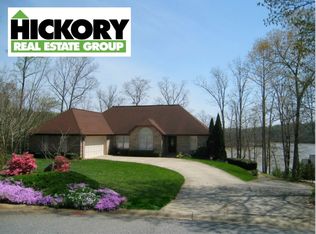 2 Fox Ridge Ln, Hickory, NC 28601