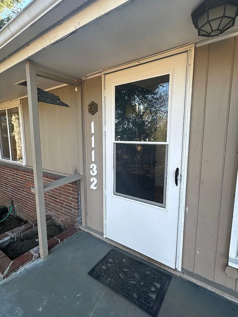 Beautifully Restored Ranch Style Home with huge Backyard — Photo 3