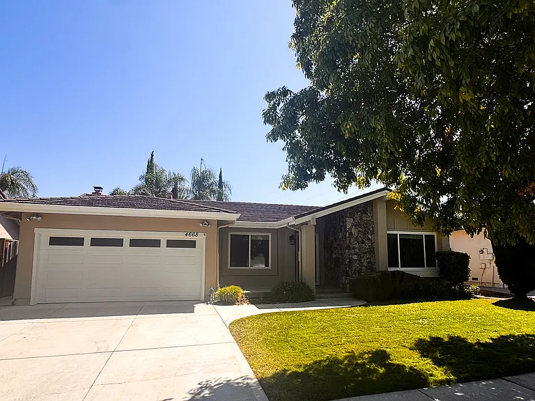 4668 Calle De Farrar — Photo 1