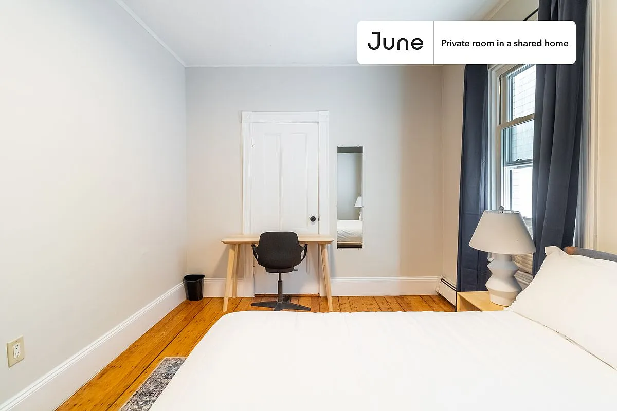 Queen bedroom in 4 bed/1 bath home in Roxbury #926 B — Photo 3