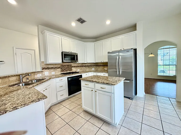 516 Hawken Dr — Photo 1