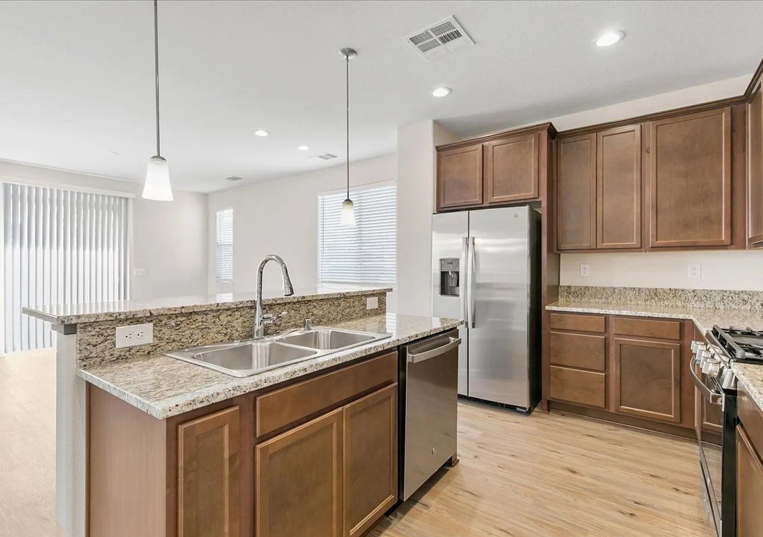 The Tahoe - Luxury 3 Bedroom, 2.5 Bath Townhome with Full 2 Car Garage — Photo 2