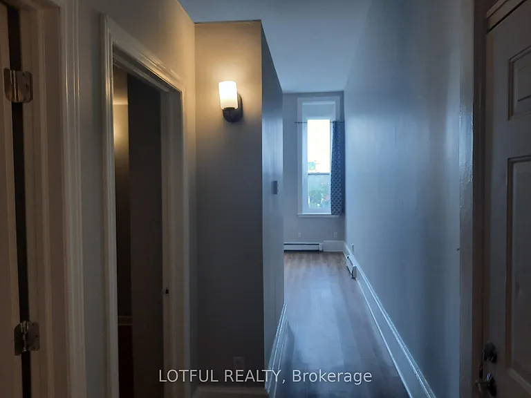 192 King St W #301 — Photo 3