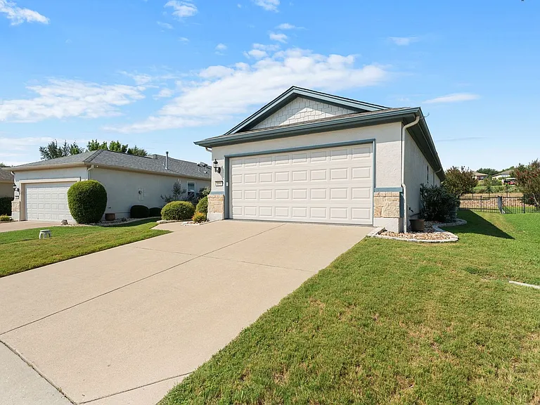 109 Monument Hill Trl — Photo 2
