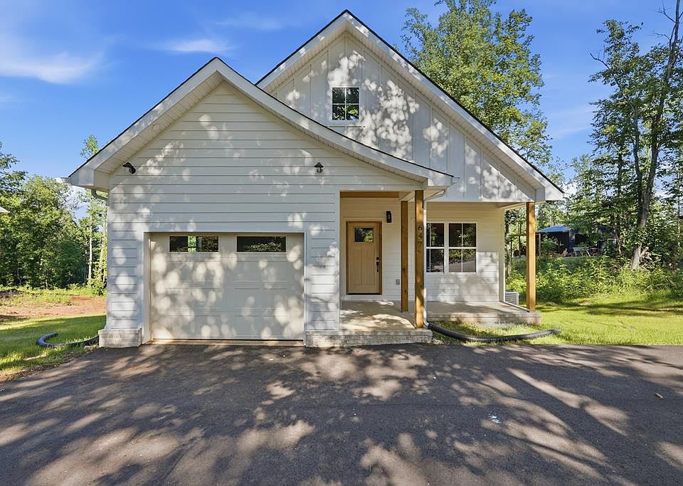 1st image of 647 Forest Cir