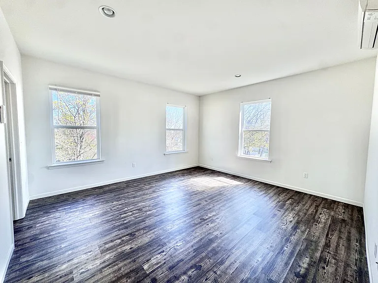 315 E Stone Aly — Photo 7