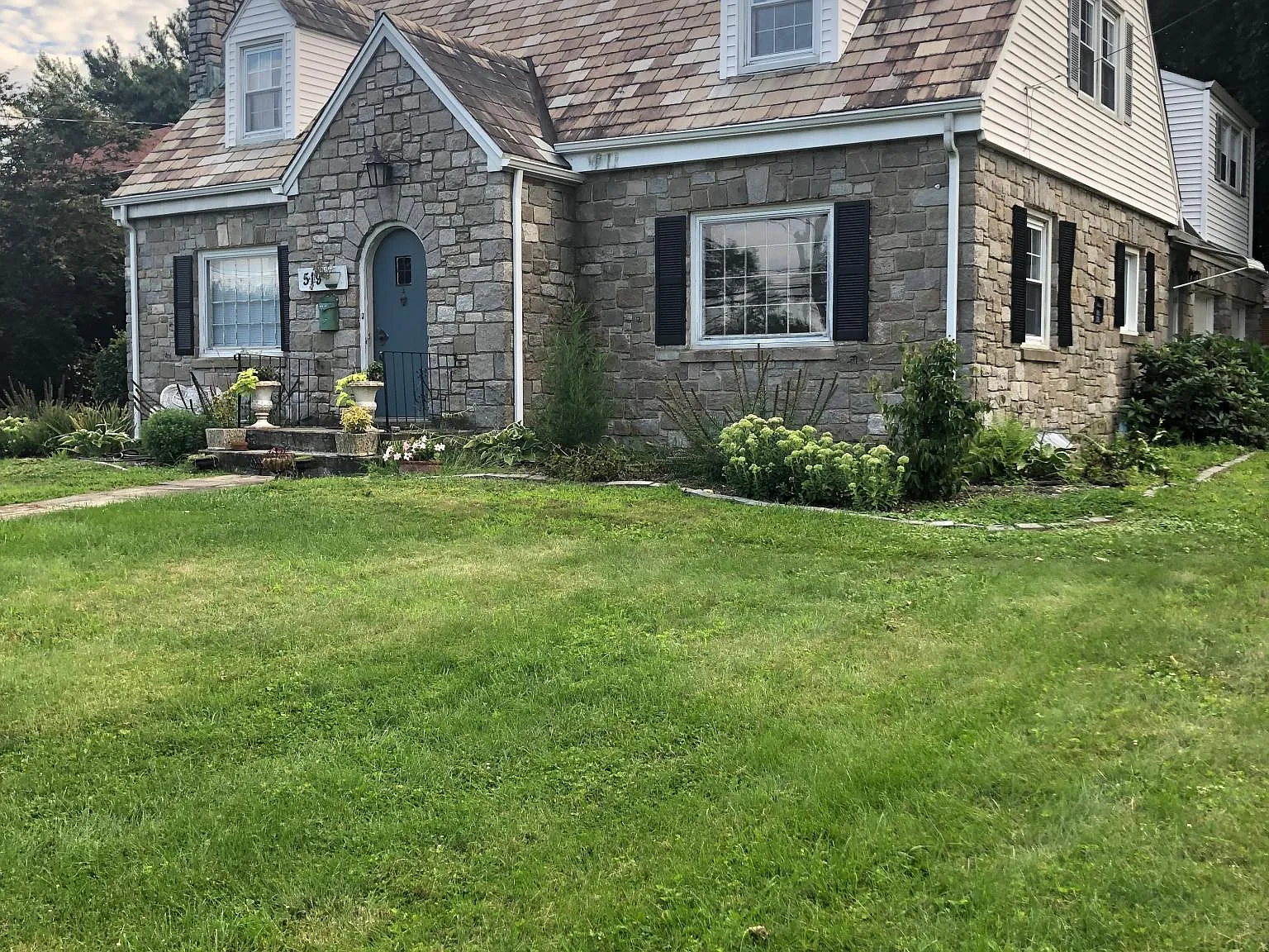 4 bed, 2.5 bath, 2081 sqft, $3,400 — Photo 3