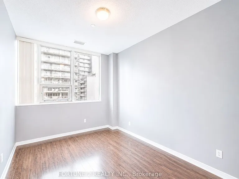 393 King St W #905 — Photo 6